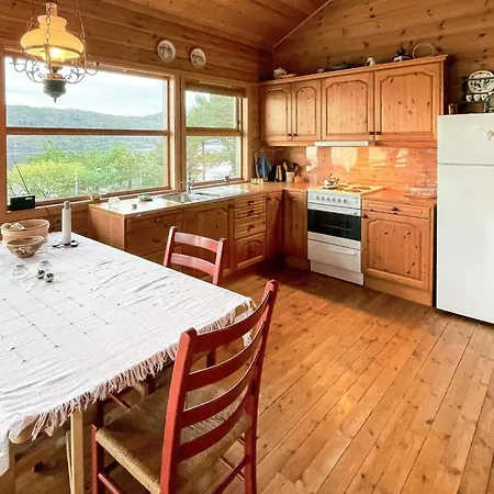 7 Person In * Hjelmeland